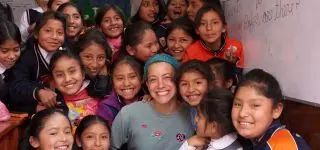 international volunteer with children