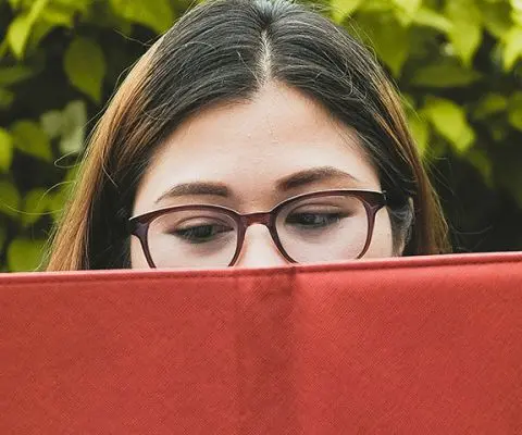 Girl reading english books on her kindle