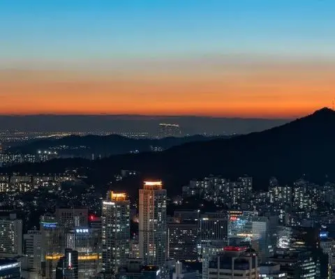 crescent moon over seoul