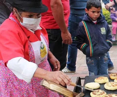 Women preparing traditional Colombian food outside